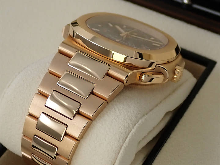 パテックフィリップ ノーチラス トラベルタイム クロノグラフ Ref.5990/1R-001 ローズゴールド ブルーソレイユ文字盤