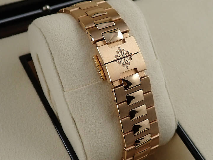 パテックフィリップ ノーチラス トラベルタイム クロノグラフ Ref.5990/1R-001 ローズゴールド ブルーソレイユ文字盤