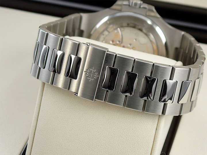 パテックフィリップ ノーチラス Ref.5711/1A-010 ステンレススチール ブルー文字盤