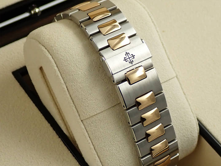 パテックフィリップ ノーチラス クロノグラフ Ref.5980/1AR-001 ステンレススチール/ローズゴールド ブルー文字盤