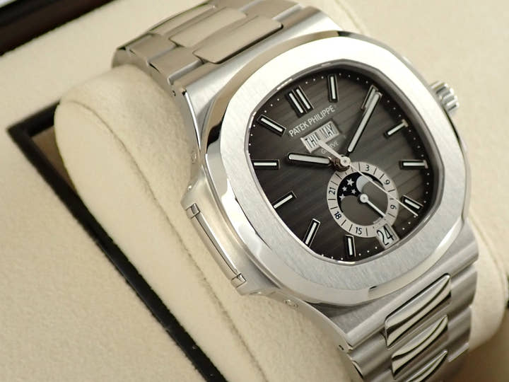 パテックフィリップ ノーチラス アニュアルカレンダー ムーンフェイズ Ref.5726/1A-001 ステンレススチール ブラック・グラデーション文字盤