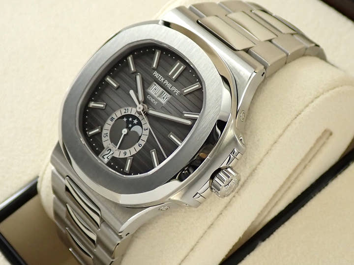 パテックフィリップ ノーチラス アニュアルカレンダー ムーンフェイズ Ref.5726/1A-001 ステンレススチール ブラック・グラデーション文字盤