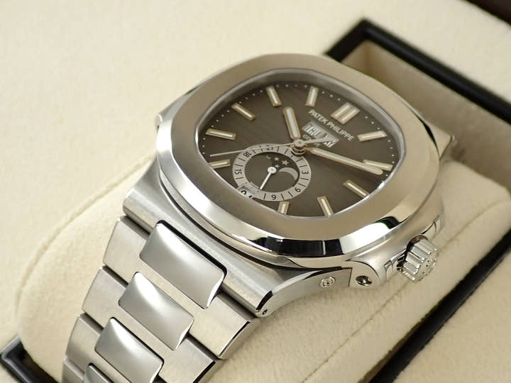 パテックフィリップ ノーチラス アニュアルカレンダー ムーンフェイズ Ref.5726/1A-001 ステンレススチール ブラック・グラデーション文字盤