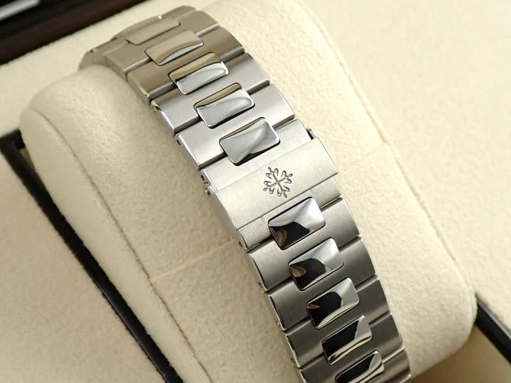 パテックフィリップ ノーチラス アニュアルカレンダー ムーンフェイズ Ref.5726/1A-001 ステンレススチール ブラック・グラデーション文字盤