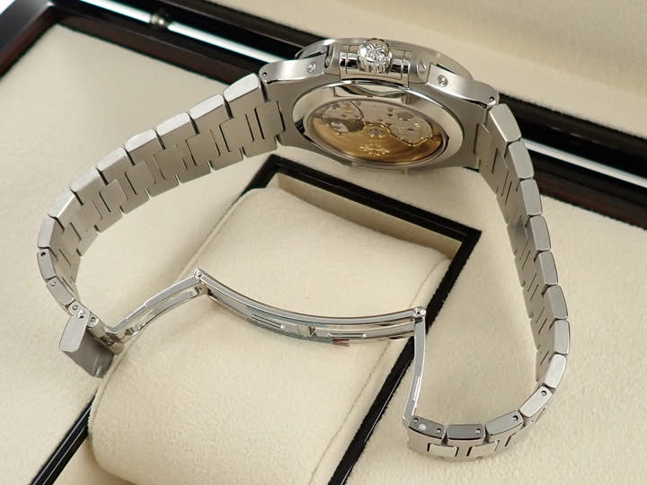 パテックフィリップ ノーチラス アニュアルカレンダー ムーンフェイズ Ref.5726/1A-001 ステンレススチール ブラック・グラデーション文字盤