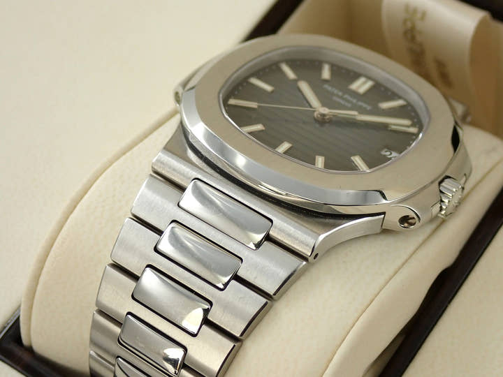 パテックフィリップ ノーチラス Ref.5711/1A-010 ステンレススチール ブルー文字盤