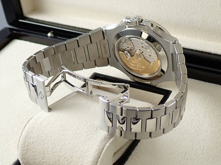 パテックフィリップ ノーチラス アニュアルカレンダー ムーンフェイズ Ref.5726/1A-014 ステンレススチール ブルー、ブラックグラデーション文字盤