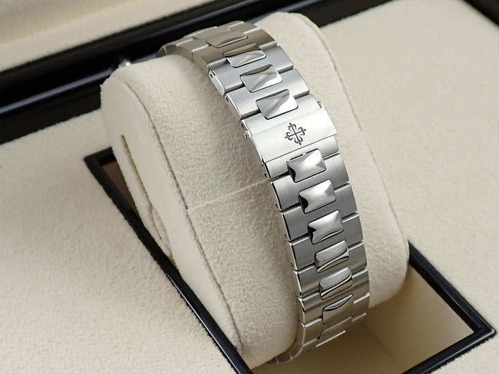 パテックフィリップ ノーチラス アニュアルカレンダー ムーンフェイズ Ref.5726/1A-014 ステンレススチール ブルー、ブラックグラデーション文字盤