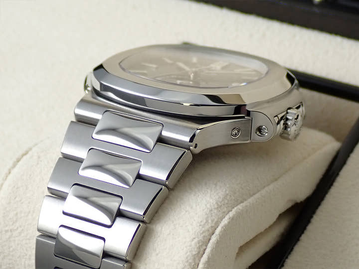 パテックフィリップ ノーチラス アニュアルカレンダー ムーンフェイズ Ref.5726/1A-014 ステンレススチール ブルー、ブラックグラデーション文字盤