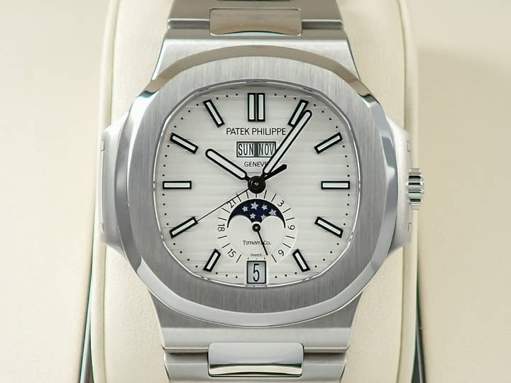 パテックフィリップ ノーチラス アニュアルカレンダー TIFFANY&CO. Ref.5726/1A-010 ステンレススチール ホワイト文字盤