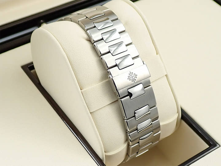 パテックフィリップ ノーチラス アニュアルカレンダー TIFFANY&CO. Ref.5726/1A-010 ステンレススチール ホワイト文字盤