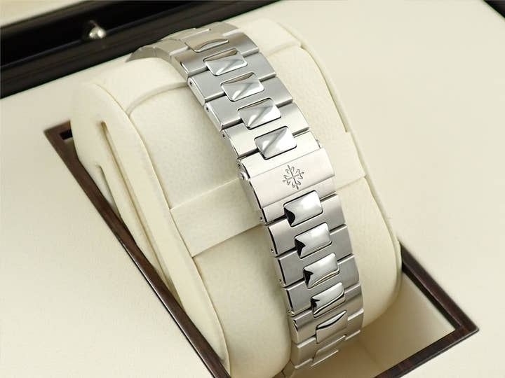 パテックフィリップ ノーチラス クロノグラフ Ref.5980/1A-019 ステンレススチール ホワイト文字盤