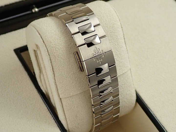 パテックフィリップ ノーチラス パーペチュアルカレンダー Ref.5740/1G-001 ホワイトゴールド ブルー文字盤