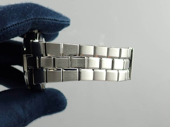 ヴァシュロンコンスタンタン オーヴァーシーズ クロノグラフ Ref.49140/423A-8790 シルバー文字盤 美品 074XLHRA