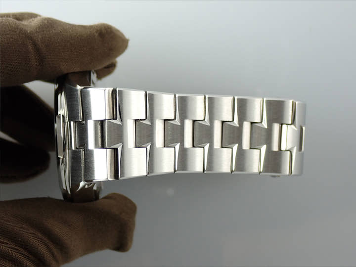 ヴァシュロンコンスタンタン オーヴァーシーズ Ref.4500V/110A-B128 ブルー文字盤 中古 CHX5MUAA