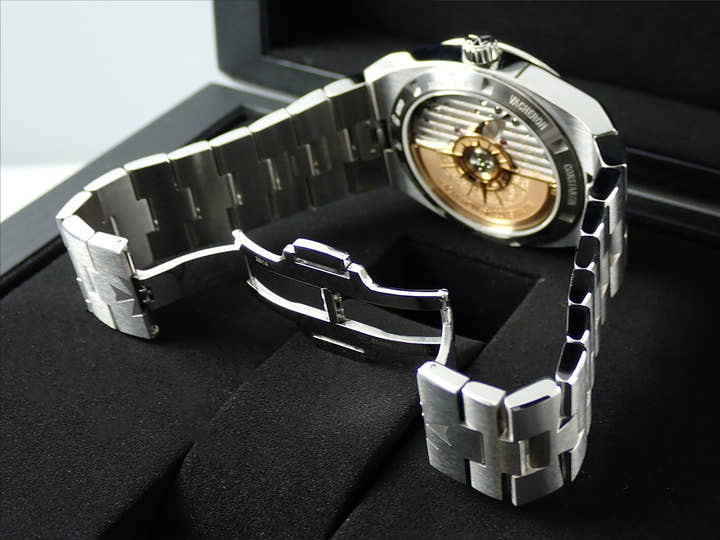 ヴァシュロンコンスタンタン オーヴァーシーズ Ref.4500V/110A-B128 ブルー文字盤 中古 CHX5MUAA