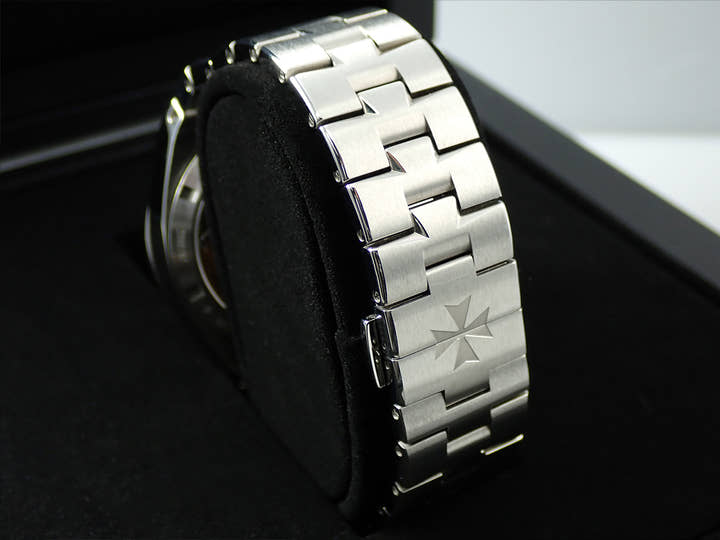 ヴァシュロンコンスタンタン オーヴァーシーズ Ref.4500V/110A-B128 ブルー文字盤 中古 CHX5MUAA