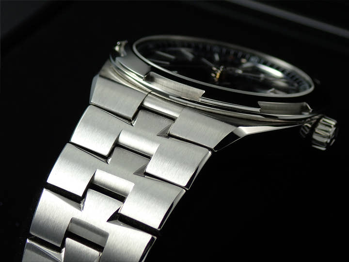 ヴァシュロンコンスタンタン オーヴァーシーズ Ref.4500V/110A-B128 ブルー文字盤 中古 CHX5MUAA