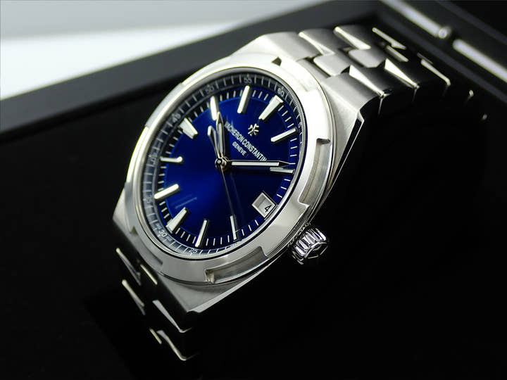 ヴァシュロンコンスタンタン オーヴァーシーズ Ref.4500V/110A-B128 ブルー文字盤 中古 CHX5MUAA