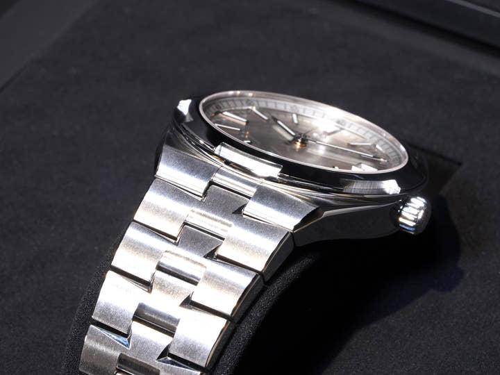 ヴァシュロンコンスタンタン オーヴァーシーズ Ref.4500V/110A-B126 シルバー文字盤 美品 1J82HY2M
