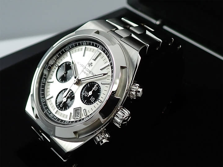 ヴァシュロンコンスタンタン オーヴァーシーズ クロノグラフ Ref.5500V/110A-B686 シルバー文字盤 極美品 T5JHT5RY