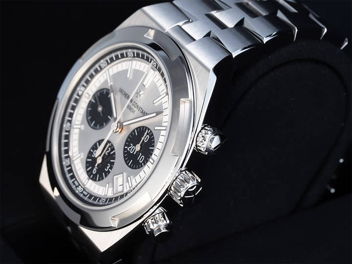 Vacheron Constantin Overseas Chronograph Ref.5520V/210A-B686 Silver Dial Unused 8F0PU535