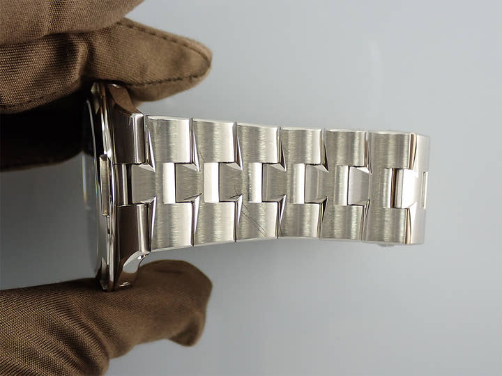 ヴァシュロンコンスタンタン オーヴァーシーズ エクストラフラット パーペチュアルカレンダー Ref.4300V/120G-B945 ブルー文字盤 中古 284M1331