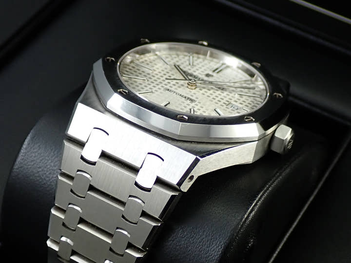 オーデマピゲ ロイヤルオーク Ref.15400ST.OO.1220ST.02 ステンレススチール シルバー文字盤