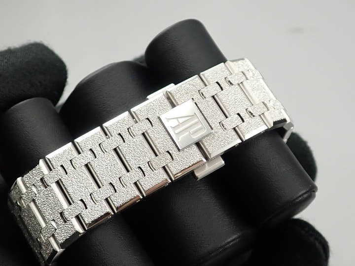 オーデマピゲ ロイヤルオーク フロステッドゴールド クロノグラフ Ref.26239BC.GG.1224BC.02 ホワイトゴールド ブラック文字盤