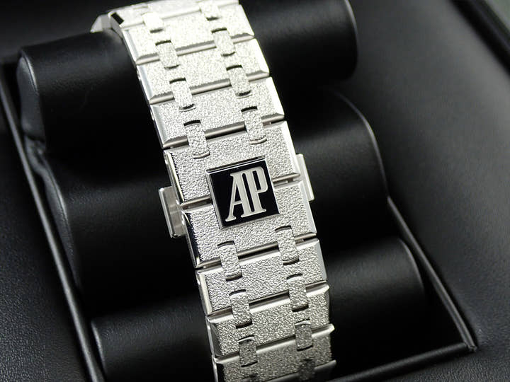 オーデマピゲ ロイヤルオーク フロステッドゴールド クロノグラフ Ref.26240BC.GG.1324BC.02 ホワイトゴールド スモークブルー文字盤