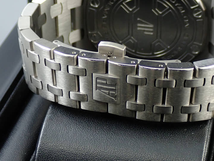 Audemars Piguet Royal Oak Offshore Chronograph <Warranty, Box, etc.>