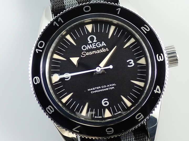 オメガ シーマスター 300 スペクター Ref.233.32.41.21.01.001 ブラック文字盤 中古 H47RRCUR