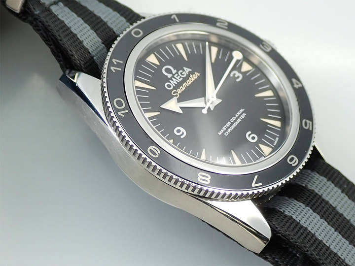 オメガ シーマスター 300 スペクター Ref.233.32.41.21.01.001 ブラック文字盤 中古 H47RRCUR