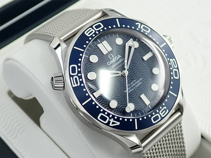 オメガ シーマスター ダイバー 300M コーアクシャル マスター クロノメーター 42MM ボンド映画60周年記念モデル Ref.210.30.42.20.03.002 ブルー文字盤 未使用 R8X12X99