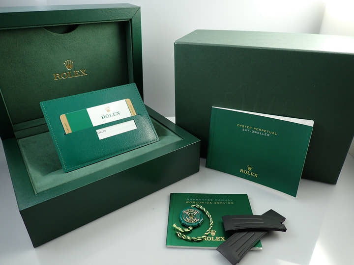 ロレックス スカイドゥエラー Ref.326139 ホワイトゴールド ブラック文字盤 革ベルト 美品 J3LUP412