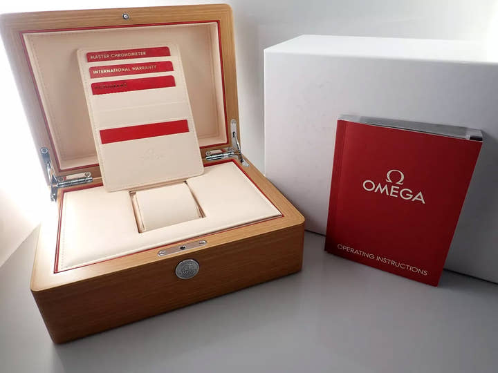 オメガ スピードマスター スピードマスター '57 コーアクシャル マスター クロノメーター クロノグラフ 40.5MM Ref.332.10.41.51.10.001 グリーン文字盤 未使用 2481AU7P