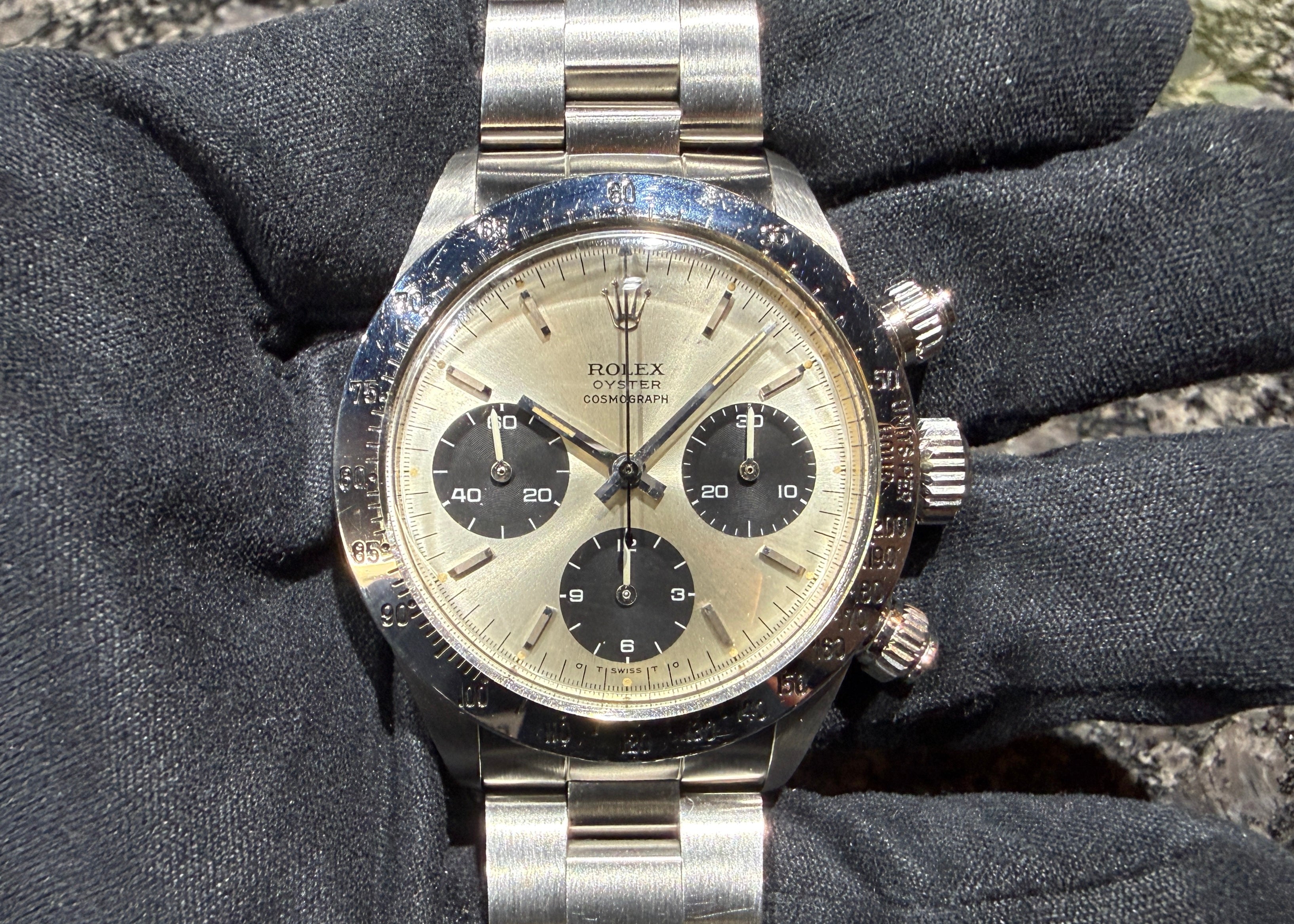 第２３５４回～ 大人気！手巻きデイトナ入荷！表記なしσダイヤル！！ ロレックス 6265 シルバー オールトリチウム 73年のご紹介！