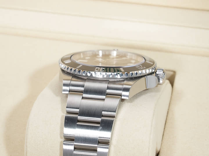Rolex Submariner No-Date Ref. 124060 Stainless Steel Black Dial, Pre-owned in excellent condition vjukdz77