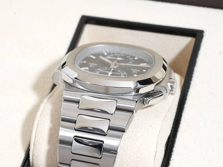 パテックフィリップ ノーチラス トラベルタイム クロノグラフ Ref.5990/1A-011 ステンレススチール ブルーソレイユ文字盤 美品 ytq5c7vo