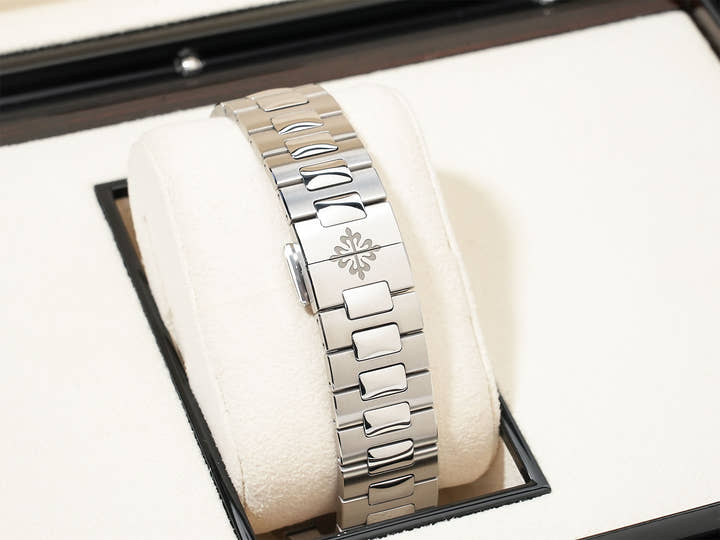 パテックフィリップ ノーチラス トラベルタイム クロノグラフ Ref.5990/1A-011 ステンレススチール ブルーソレイユ文字盤 美品 ytq5c7vo