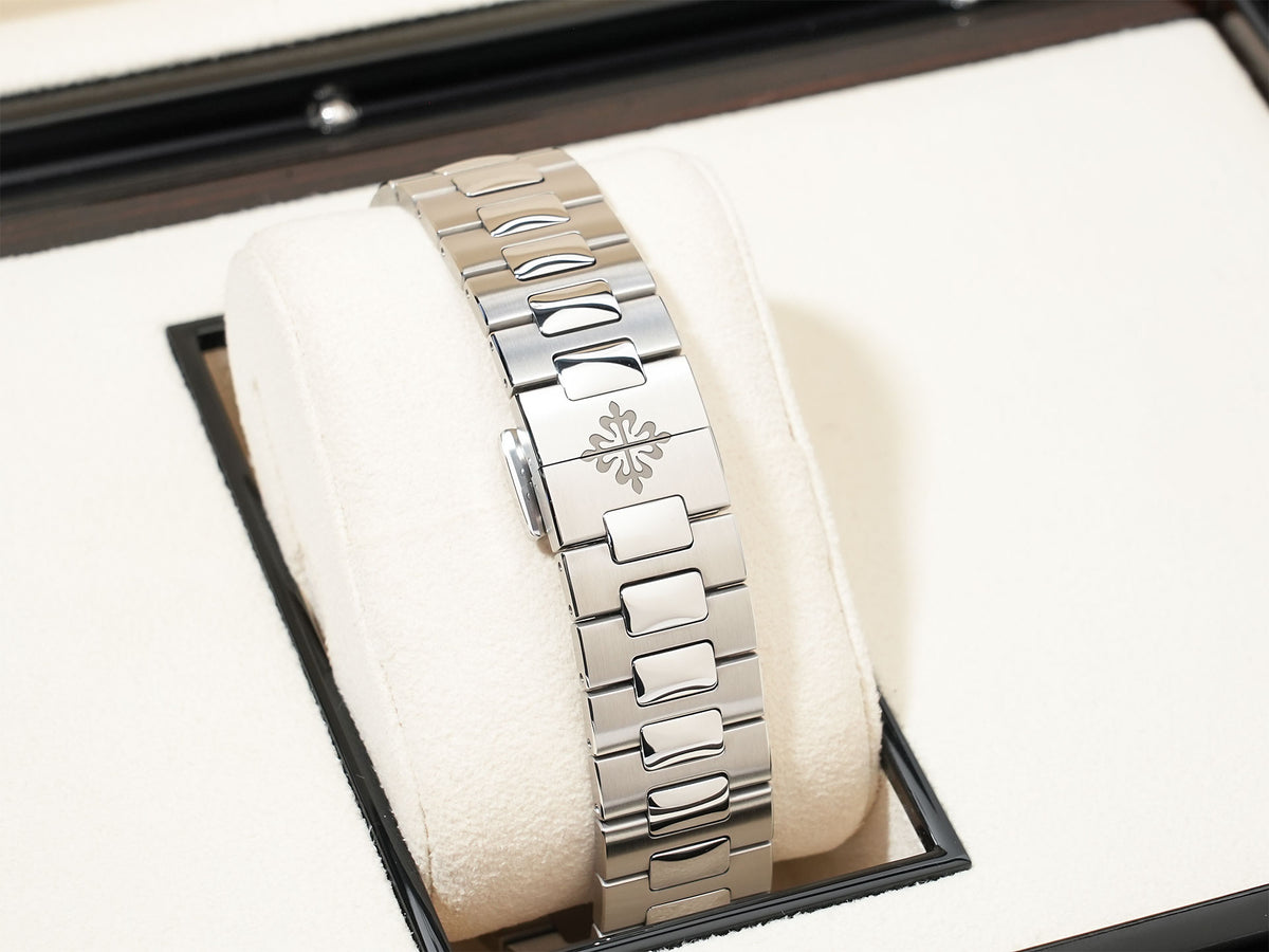 パテックフィリップ ノーチラス トラベルタイム クロノグラフ Ref.5990/1A-011 ステンレススチール ブルーソレイユ文字盤 美品 ytq5c7vo