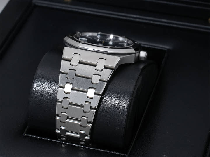 Audemars Piguet Royal Oak Extra-Thin Ref. 15202ST.OO.1240ST.01.A Stainless Steel Blue Dial Pre-Owned ztqohmm8
