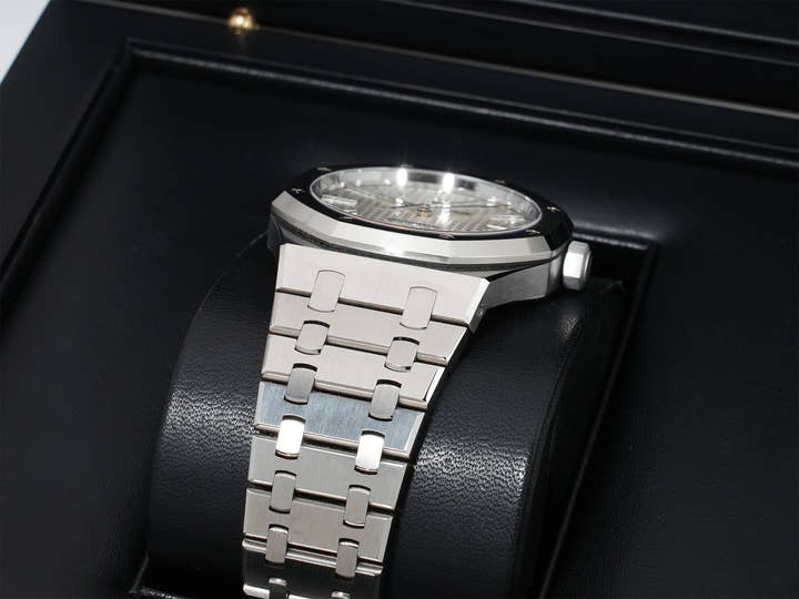 オーデマピゲ ロイヤルオーク Ref.15400ST.OO.1220ST.02 ステンレススチール シルバー文字盤 中古 w7nhhvhi