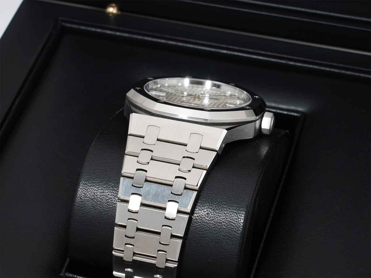 オーデマピゲ ロイヤルオーク Ref.15400ST.OO.1220ST.02 ステンレススチール シルバー文字盤 中古 w7nhhvhi