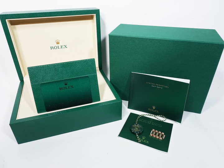 Rolex Day-Date 40 Ref.228235 Everose Gold Olive Green Dial Unused 444rn6vy