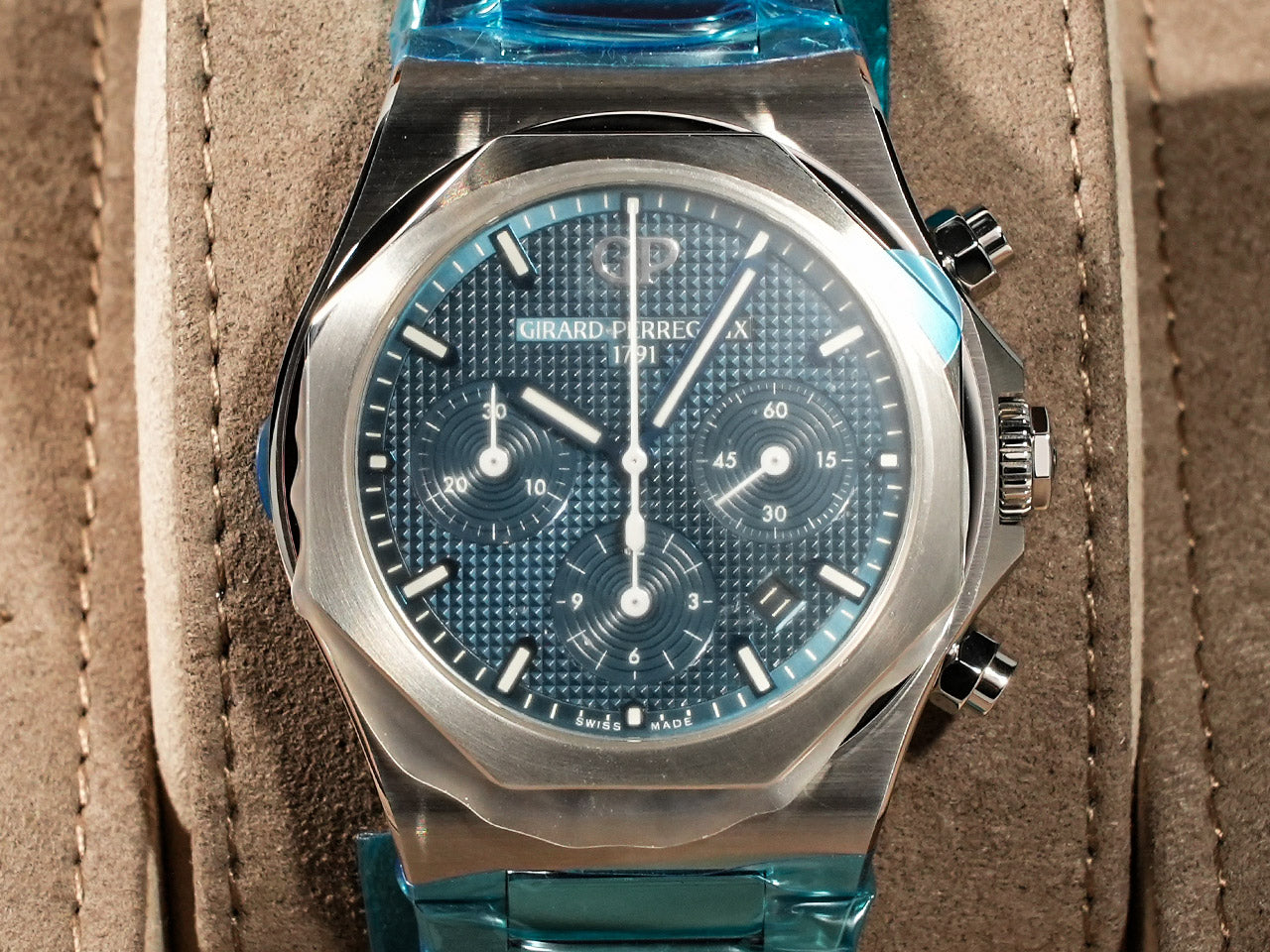 Girard-Perregaux Laureato Chronograph Ref.81020-11-431-11A Stainless Steel Blue Dial