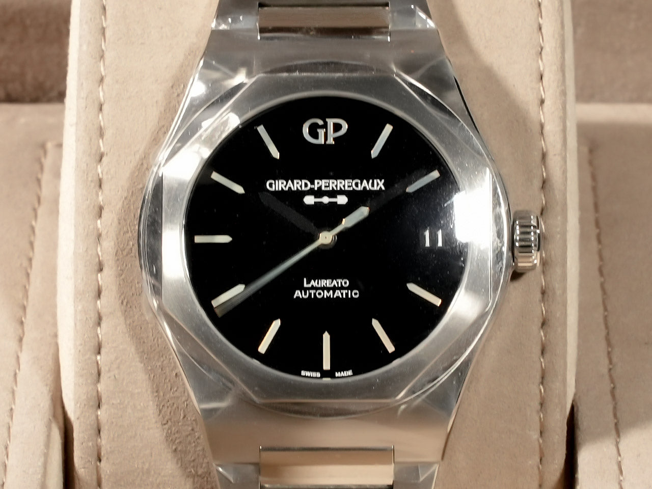 Girard-Perregaux Laureato Ref.81010-11-635-11A SS Onyx Dial