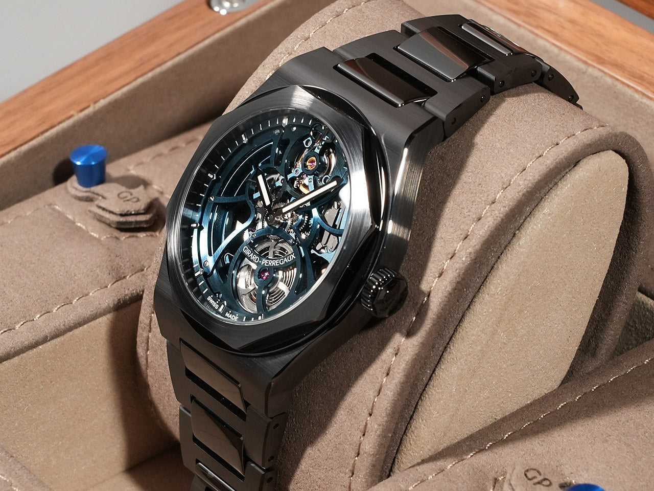 Girard-Perregaux Laureato Skeleton Earth to Sky Edition Ref.81015-32-432-32A BLACK CE Skeleton Dial