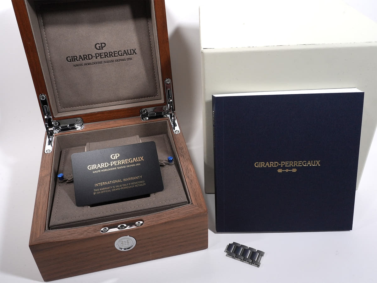 ジラールペルゴ ロレアート クロノグラフ Ref.81020-11-131-11A シルバー×ブラック文字盤 中古 cxvzznef