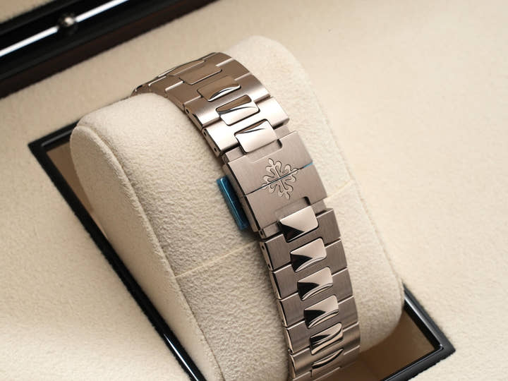 パテックフィリップ ノーチラス Ref.5811/1G-001 ホワイトゴールド ブルー・ソレイユ文字盤